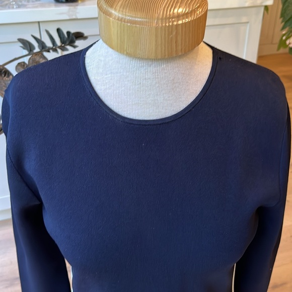 EUC Navy Gabby Isabella round neck navy sweater with longer asymmetrical hem - Picture 2 of 11